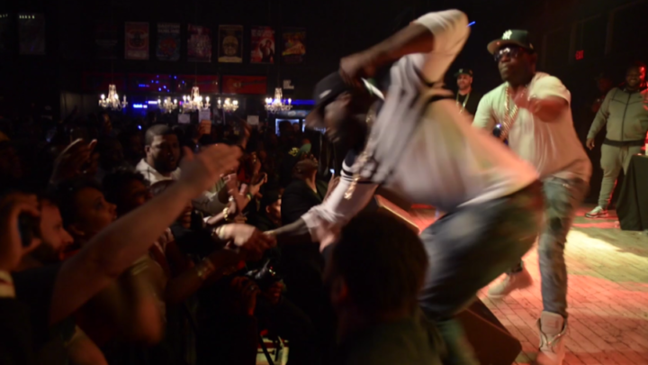 O cantor 50 Cent já perdeu a razão e agrediu fãs em outra apresentação