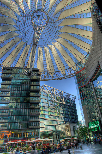 Aço e vidro na bela construção do complexo Sony Center