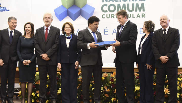 Ministro da Educação, Mendonça Filho, entrega ao presidente do CNE, Eduardo Deschamps, o texto da Base Comum Curricular