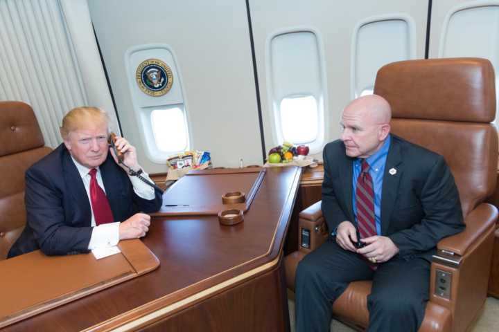 Donald Trump e o assessor de segurança nacional, H. R. McMaster, a bordo do avião presidencial