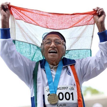 Mar Kaur celebra mais uma medalha de ouro conquistada