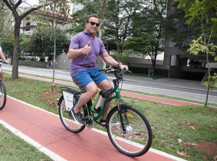 Arnold Schwarnegger pedala em ciclovia da avenida Engenheiro Luís Carlos Berrini