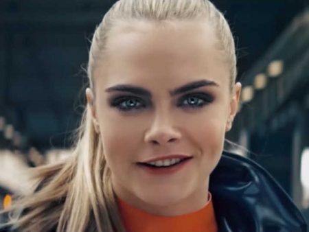 Cara Delevingne antes da transformação em um recente comercial