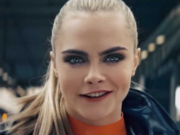 Cara Delevingne no comercial da Rimmel