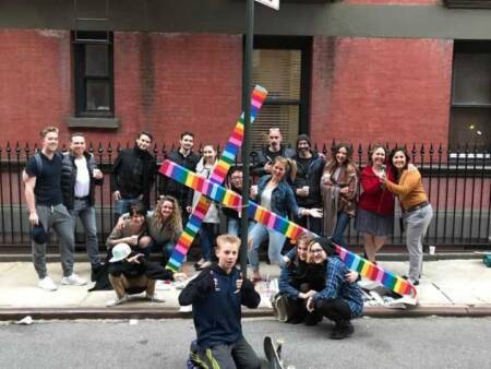 A vizinhança reunida para tirar foto com a Cruz do Amor