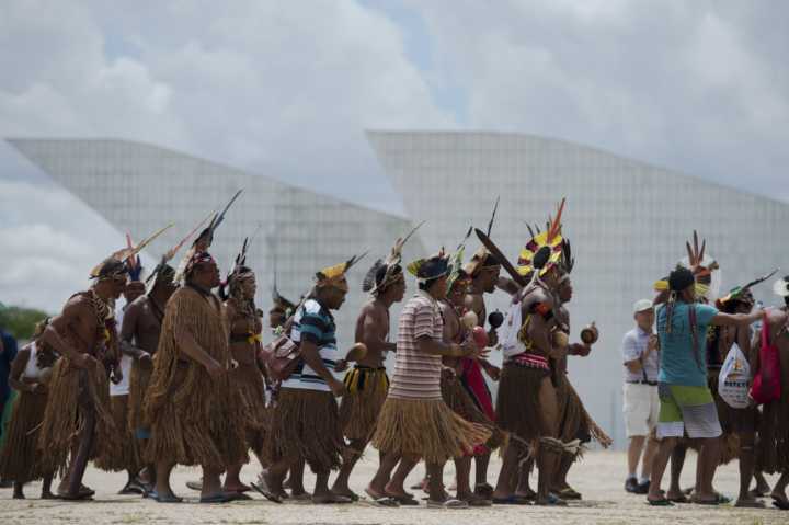 Indígenas fazem protesto contra a PEC 215 na Praça dos Três Poderes, em Brasília