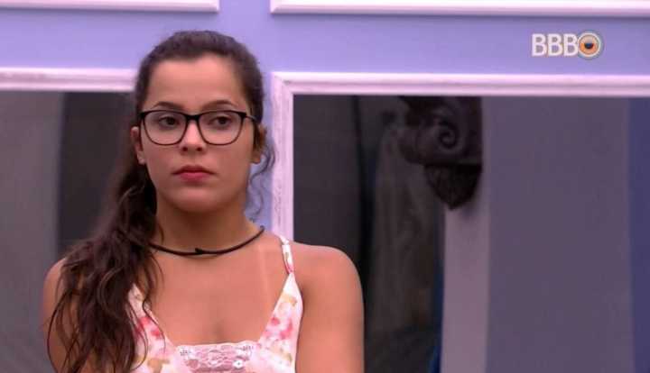 Emilly é transformada em boneco de Judas para ser espancada nas ruas