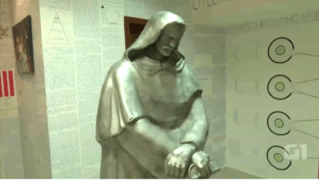 Um estátua do filósofo Giordano Bruno no valor de R$ 7 mil foi encontrada no quarto do jovem