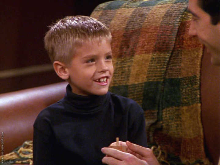 Cole Sprouse, ator mirim que interpretou Ben, filho de Ross, Carol e Susan na série de sucesso “Friends”
