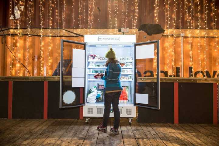 A geladeira solidária é abastecida por lojas, restaurantes e pessoas que tiverem alimentos sobrando