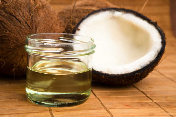 Para fazer o óleo de coco, você só vai precisa de 3 cocos médios