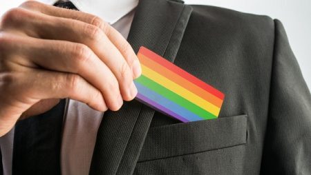 61% dos profissionais LGBT brasileiros escondem sua orientação no trabalho
