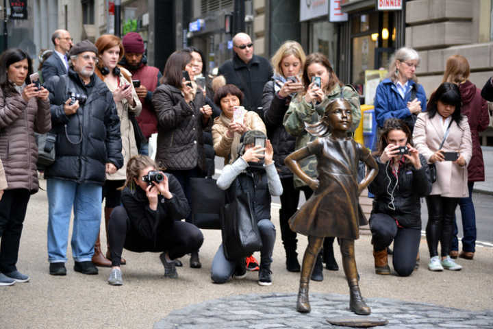 “The Fearless Girl” ou “A Menina Destemida” foi colocada em Wall Street, em frente à estátua do touro