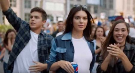 Kendall Jenner no comercial da Pepsi
