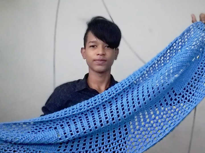 Pedro viralizou no Facebook com um vídeo defendendo que meninos também podem fazer crochê