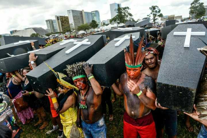 Os manifestantes tentaram deixar quase 200 caixões no espelho de água do Congresso