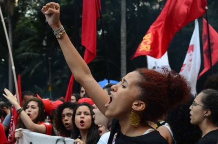 Manifestantes protestam contra reforma da Previdência em passeata na Avenida Paulista