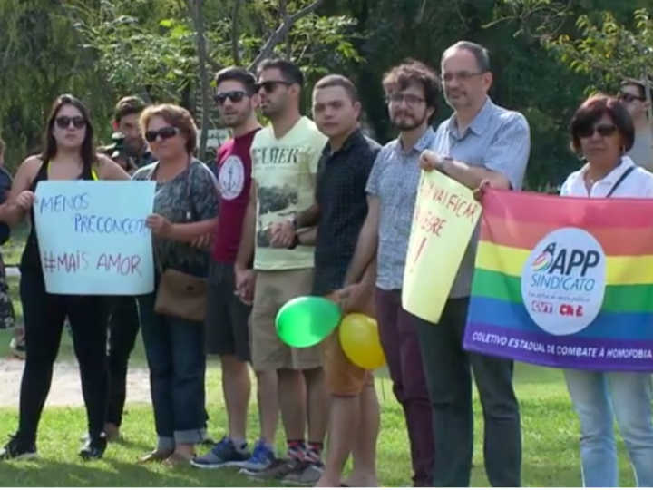 O protesto foi realizado em solidariedade a João Pedro Schonarth e seu companheiro, Bruno Banzato