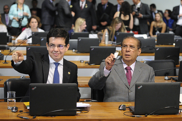 Os senadores Randolfe Rodrigues (Rede-AP) e Jader Barbalho (PMDB-PA) durante sessão da CCJ