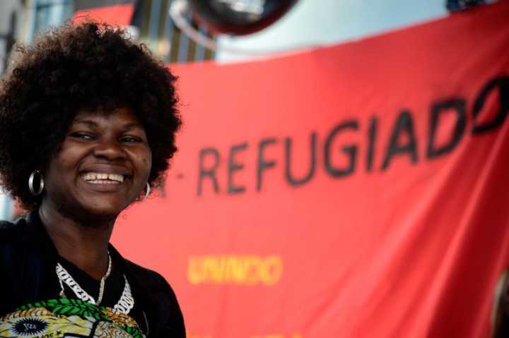 Refugiados do Congo e de outras nacionalidades que vivem no Rio se unem na torcida pela equipe de judocas de refugiados, na sede da Cáritas