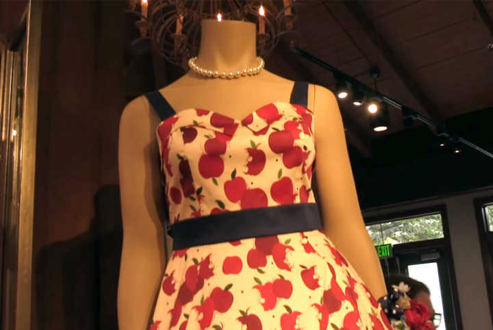 Este vestido retrô com estampa de maçãs é inspirado na Branca de Neve