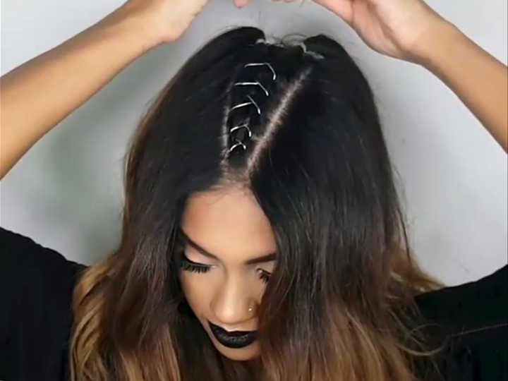 Ariba Pervaiz ensina a fazer o penteado com arame