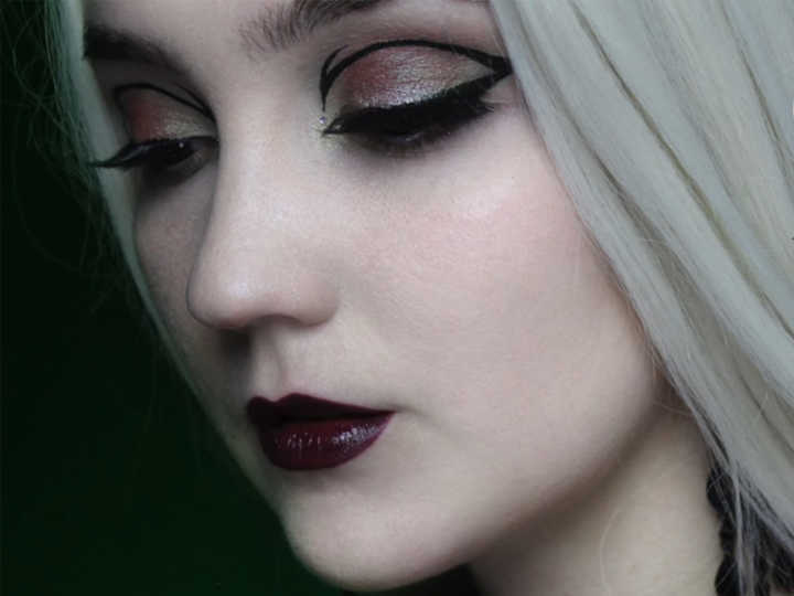 A blogueira Klaire criou um visual com delineador gráfico inspirado na Sonserina