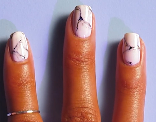 Um vídeo da Teen Vogue ensina a fazer unhas marmorizadas usando pincéis