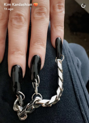 Kim Kardashian mostrou suas unhas com piercing no Snapchat