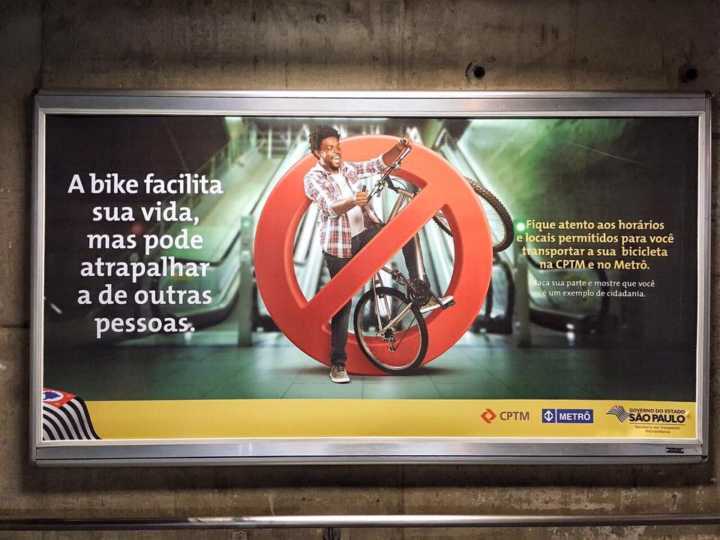 Publicidade do metrô coloca um homem negro em uma bicicleta dentro de um sinal de “proibido”.