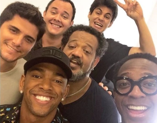 Bruno Gissoni, Gui Santana, Lucas Veloso, Mumuzinho e Nego do Borel em foto do elenco reunido do Os Novos Trapalhões.