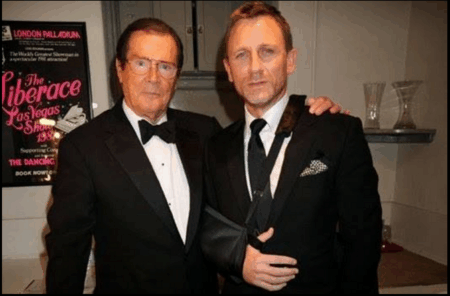 Roger Moore com o atual James Bond, o ator Daniel Craig