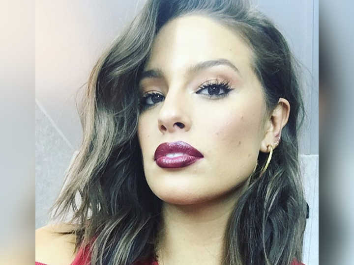 Ashley Graham inspira muitas pessoas a aceitarem seus corpos do jeito que eles são