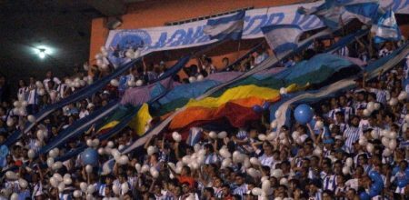 Bandeira símbolo do movimento LGBT é estendida pela torcida do Paysandu