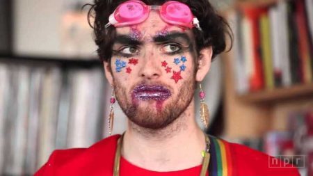 Vocalista da banda PWR BTTM, Ben Hopkins, é acusado de agressão sexual