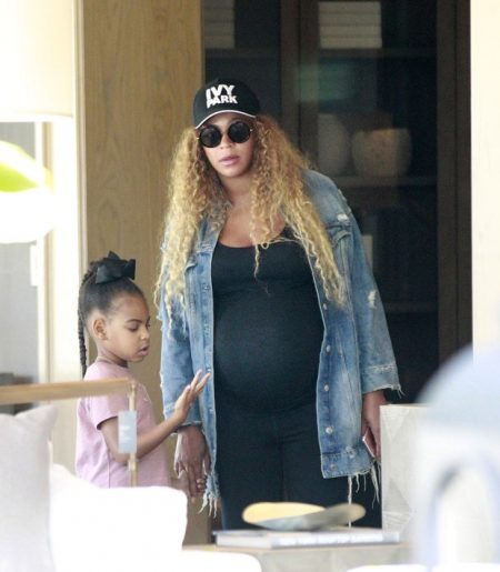 Beyoncé e a filha Blue compram móveis em Los Angeles