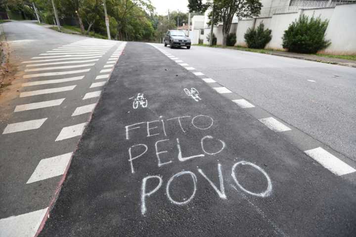 População recapeia trecho de ciclovia apagado pela prefeitura no Morumbi