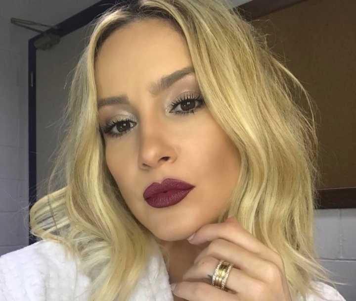 Claudia Leitte rebate comentário de seguidora que a criticou em foto