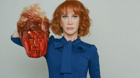 Imagem do vídeo que causou a demissão da comediante Kathy Griffin