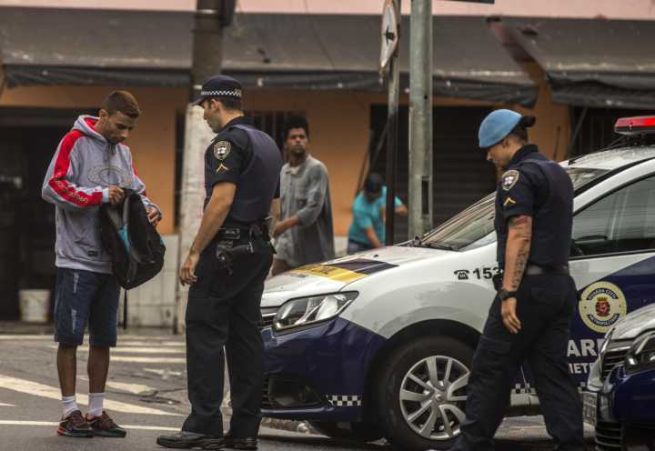 Guardas civis abordam rapaz próximo à cracolândia dois dias após operação da prefeitura e do Estado na região, no centro de São Paulo