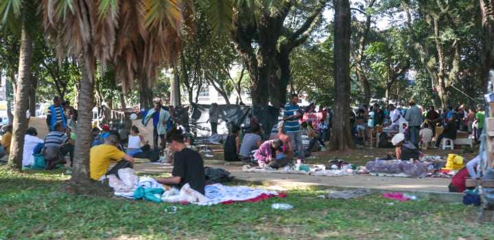 Usuários de drogas ocupam a Praça Princesa Isabel, no centro de São Paulo