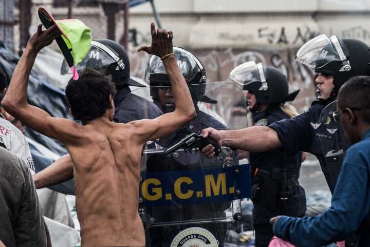 Guardas civis entram em confronto com usuários de crack na região da cracolândia