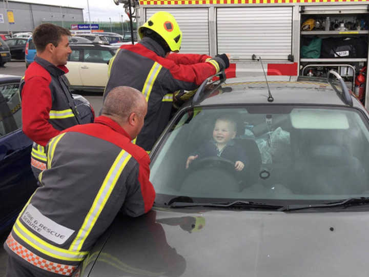 Bebê que se trancou sozinho em carro