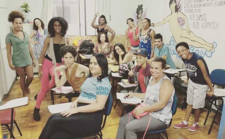 Alunas e alunos do curso de espanhol da TransVest