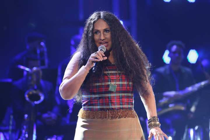 Fafá de Belém caracterizada de Maria Bethânia para o “Show dos Famosos”