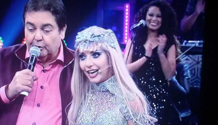 Luiza Possi se fantasia de Lady Gaga e arranca críticas da web