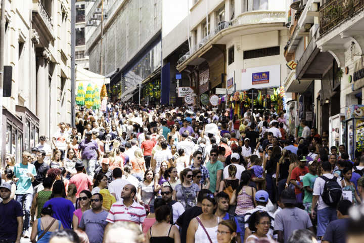 Um dos principais centros de compras de São Paulo, rua 25 de março.