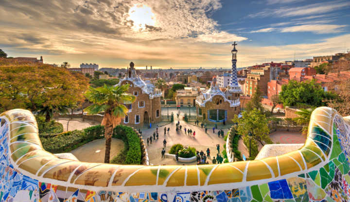 Vista do Parque Guell. em Barcelona, na Espanha; país lidera buscas por destinos internacionais