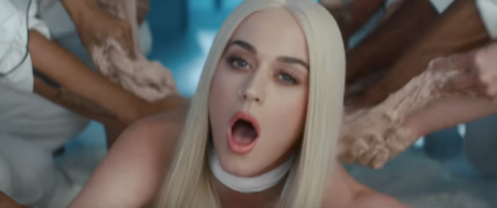Katy Perry lança vídeoclipe novo em que é cozinhada viva