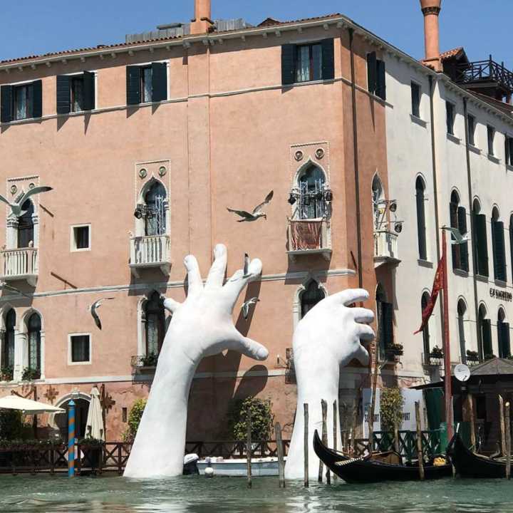 A escultura de “mãos gigantes” foi colocada em um canal de Veneza